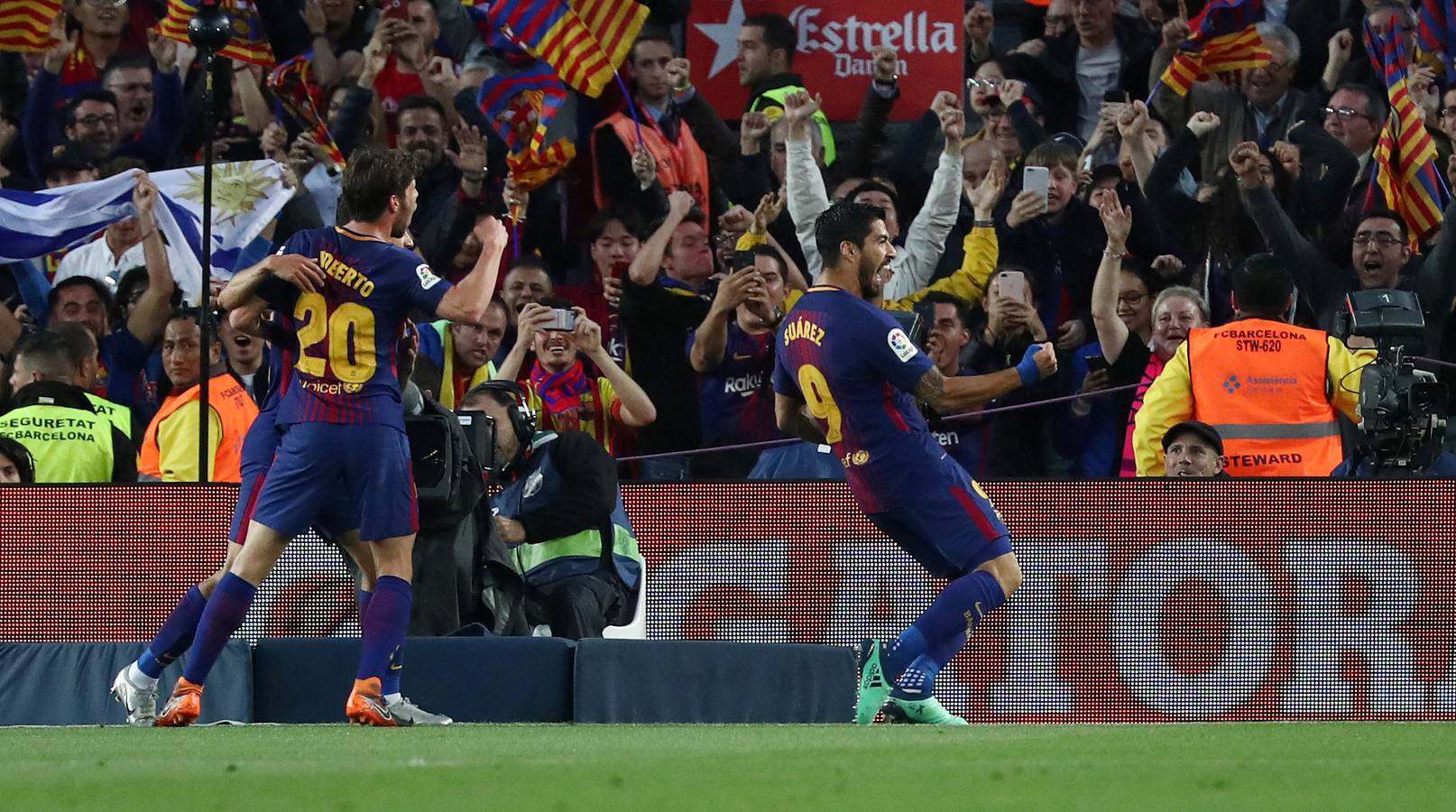 Barcelona y Real Madrid empataron (2-2) en el clásico disputado en el Camp Nou, un partido vibrante en el que hubo goles, emoción, tensión y mucha polémica. 