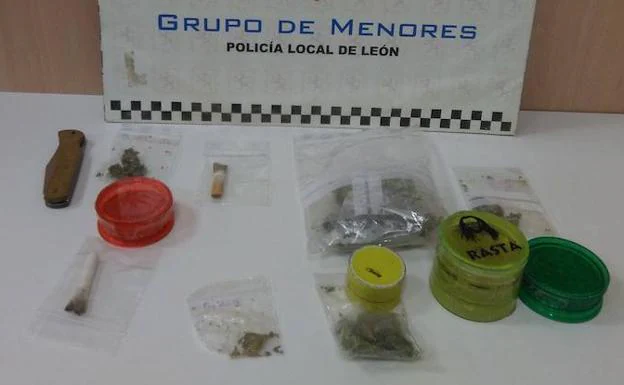 Imagen principal - Material incautado por el Grupo Paidós de León. 