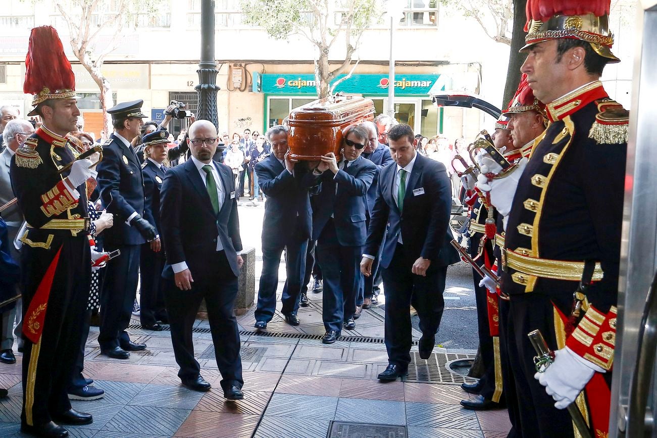 Decenas de personas acuden a la iglesia de San Agustín para despedir al exalcalde de León