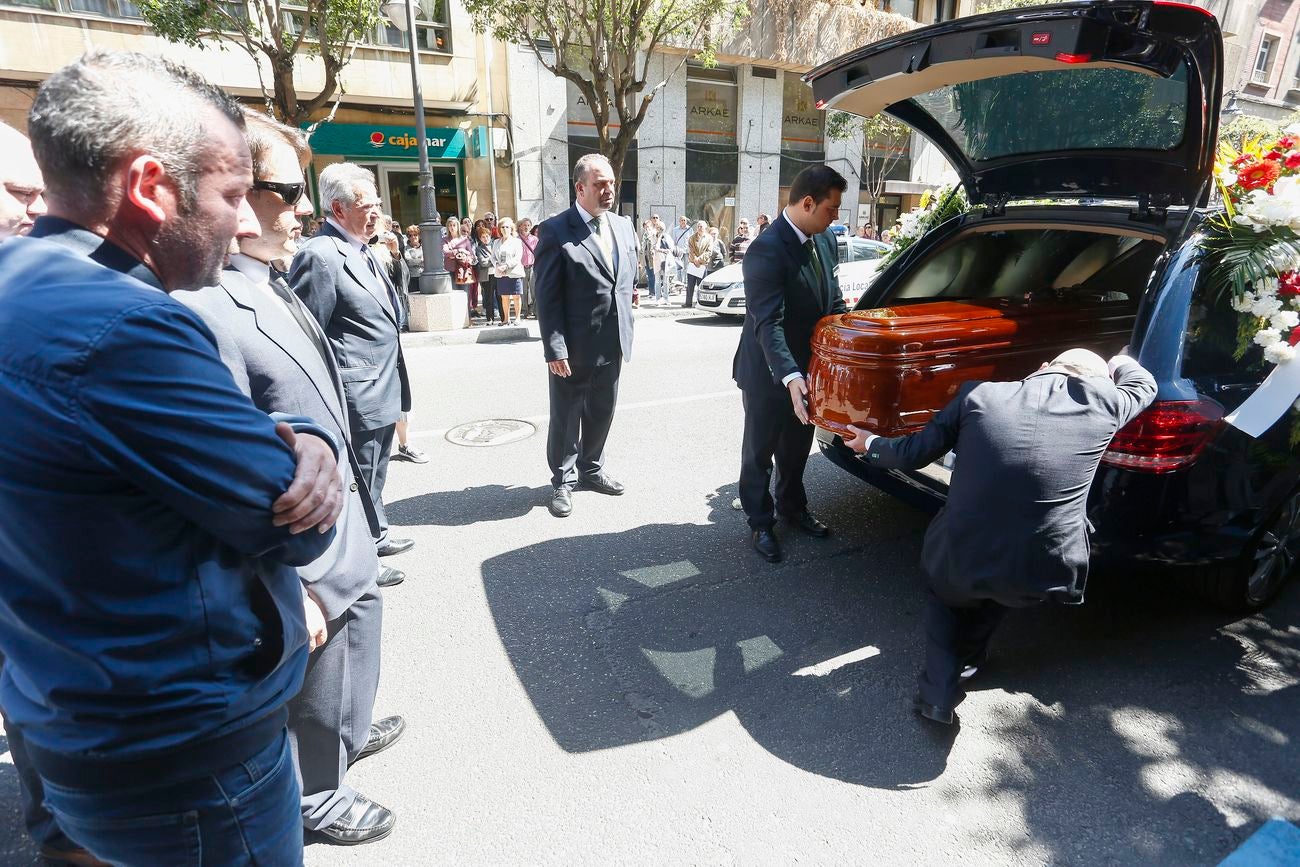 Decenas de personas acuden a la iglesia de San Agustín para despedir al exalcalde de León