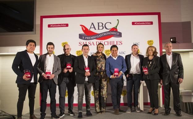 Gran foto de familia de los galardonados y el jurado, al término de la entrega de premios, sobre el escenario del Musac. 