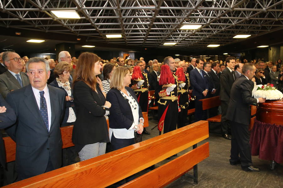 Decenas de personas acuden a la iglesia de San Agustín para despedir al exalcalde de León