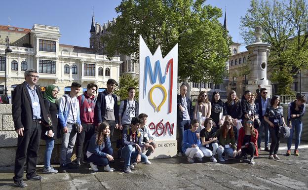 Galería. Alumnos de Italia y Portugal junto al nuevo monolito. 