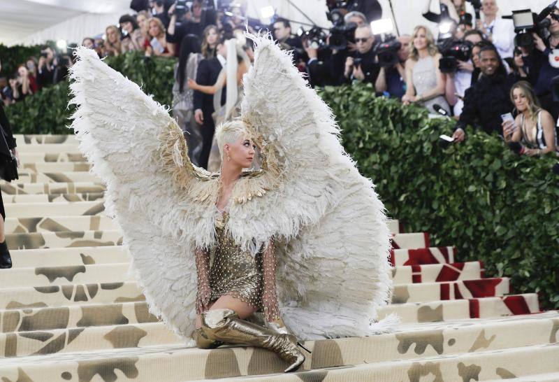 Kate Perry completó con unas enormes alas emplumadas un 'look' dorado de Versace.