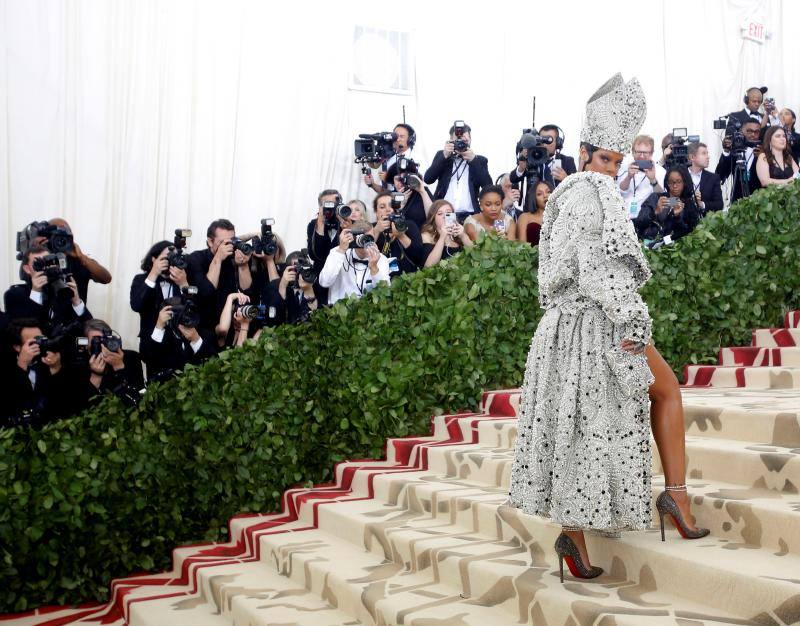 Rihanna, con un escueto vestido, una pesada capa y una mitra papal de Maison Margiela Artisanal. 