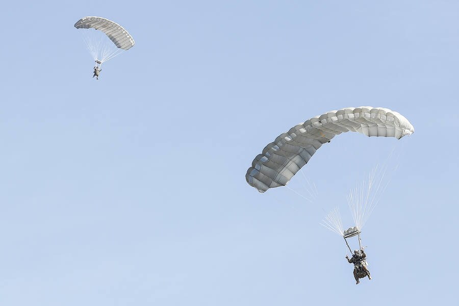 Fotos: Los paracaidistas en La Virgen del Camino