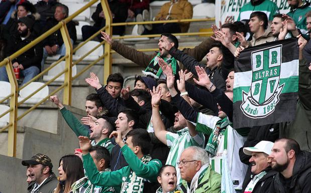 Afición del Córdoba en el Reino de León.