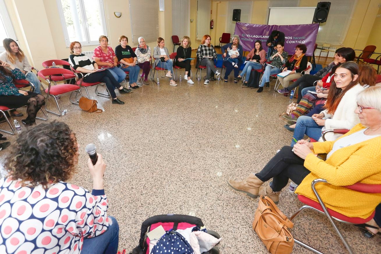 Irene Montero, portavoz de Unidos Podemos en el Congreso de los Diputados, y la diputada por León, Ana Marcello, se reúnen con colectivos de mujeres precariadas en Villaquilambre