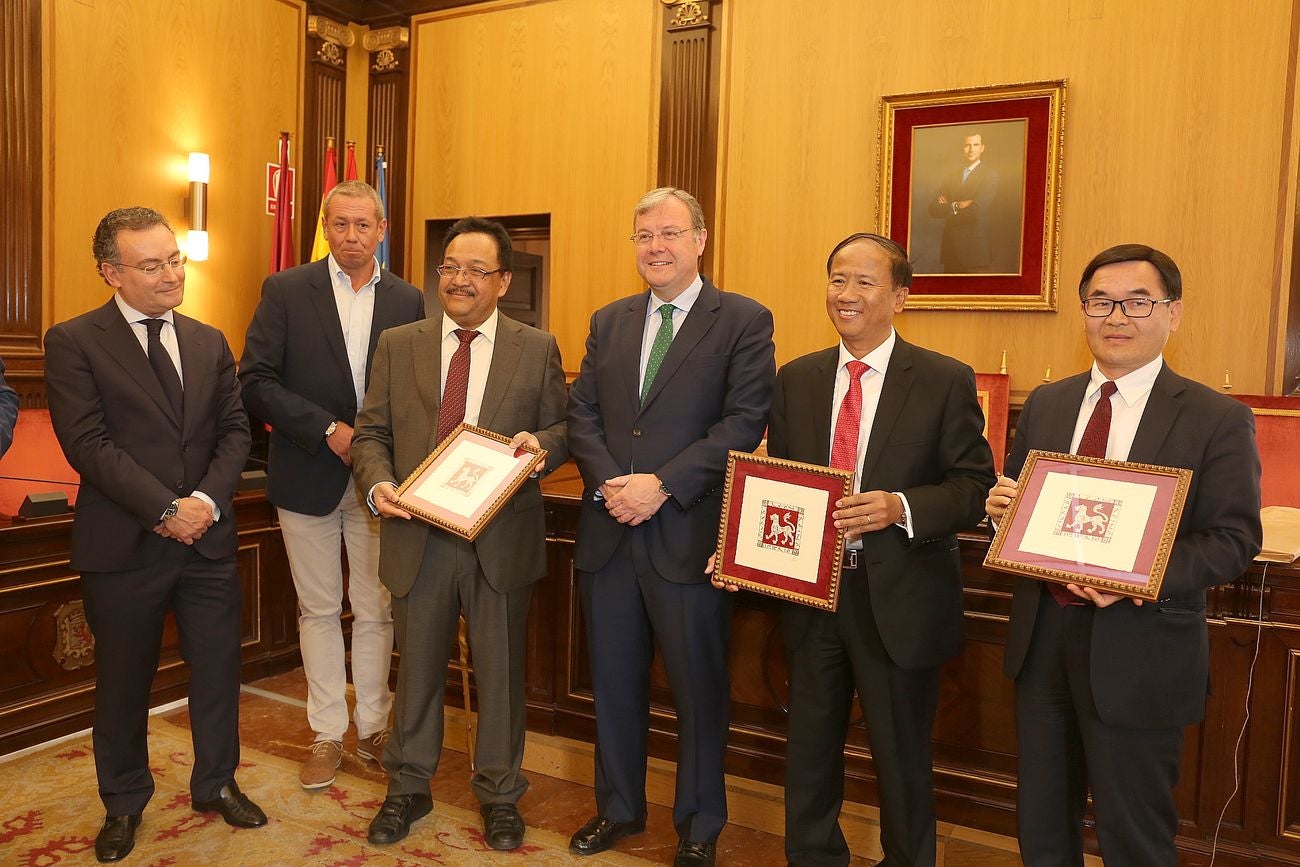 Visita a León de los embajadores de Malaysia (Zainal Abidin), Vietnam (Ngo Tien Dung) y Taiwán (Simon Ko) al Consistorio de San Marcelo, donde han sido recibidos por el alcalde de León, Antonio Silván, y el concejal de Seguridad y Movilidad, Fernando Salguero.