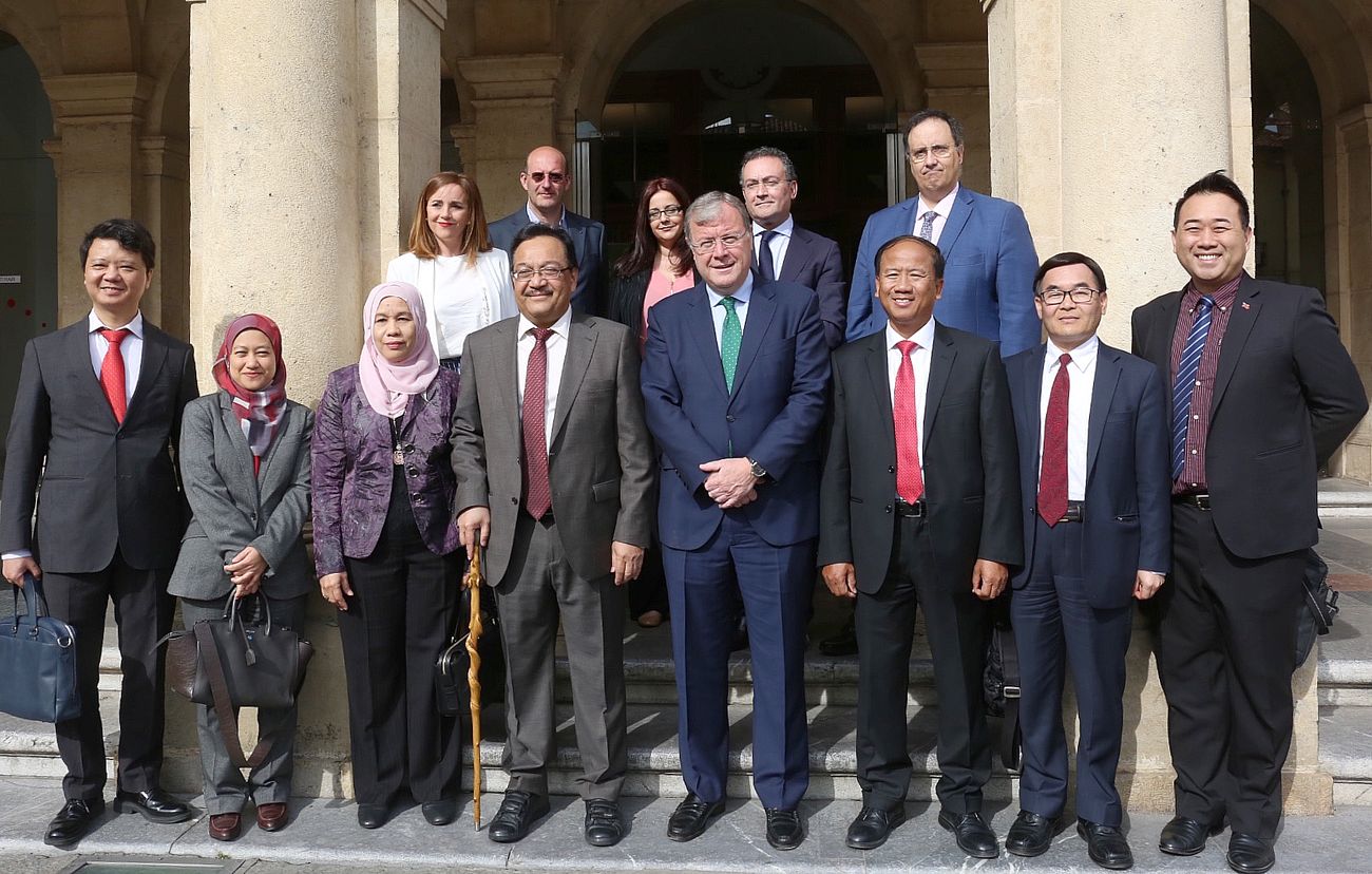 Visita a León de los embajadores de Malaysia (Zainal Abidin), Vietnam (Ngo Tien Dung) y Taiwán (Simon Ko) al Consistorio de San Marcelo, donde han sido recibidos por el alcalde de León, Antonio Silván, y el concejal de Seguridad y Movilidad, Fernando Salguero.