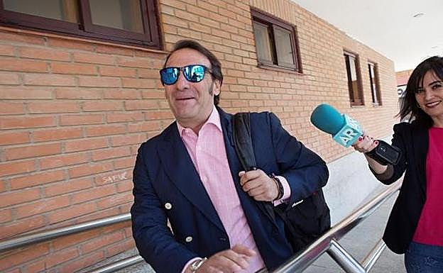 El abogado de la menor supuestamente agredida sexualmente por tres jugadores de la Arandina Club de Fútbol, Fernando García Puertas, entrando al juzgado de Aranda de Duero.