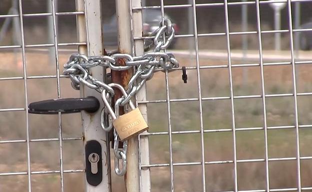 Imagen de la puerta de entrada a las instalaciones en las inmediaciones de Carbajal.