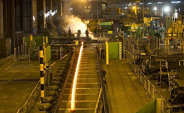 Una de las piezas de carril, aún incandescente, tras salir de la caja de laminación universal. 