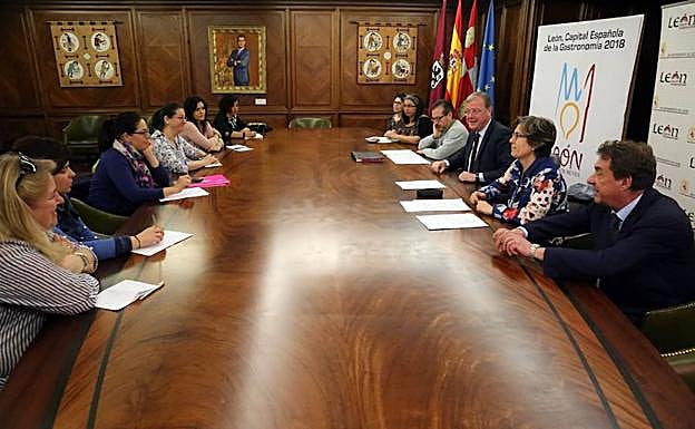 Reunión del alcalde y el concejal de Educiación con representantes de los centros y las Ampas.