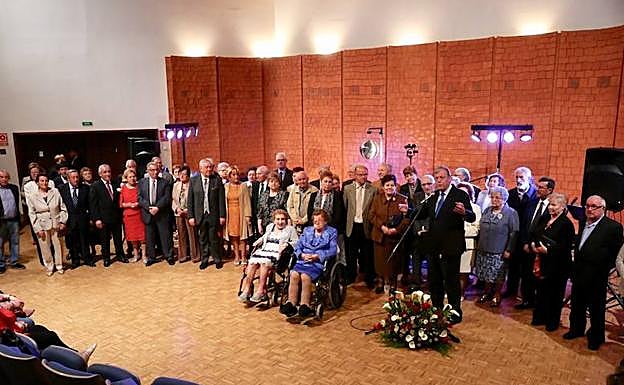 Foto de familia de los homenajeados. 