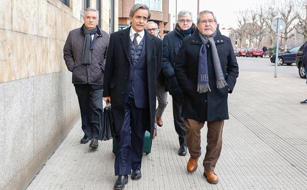 Exconsejeros de Caja España, a su llegada a los Juzgados de León. 