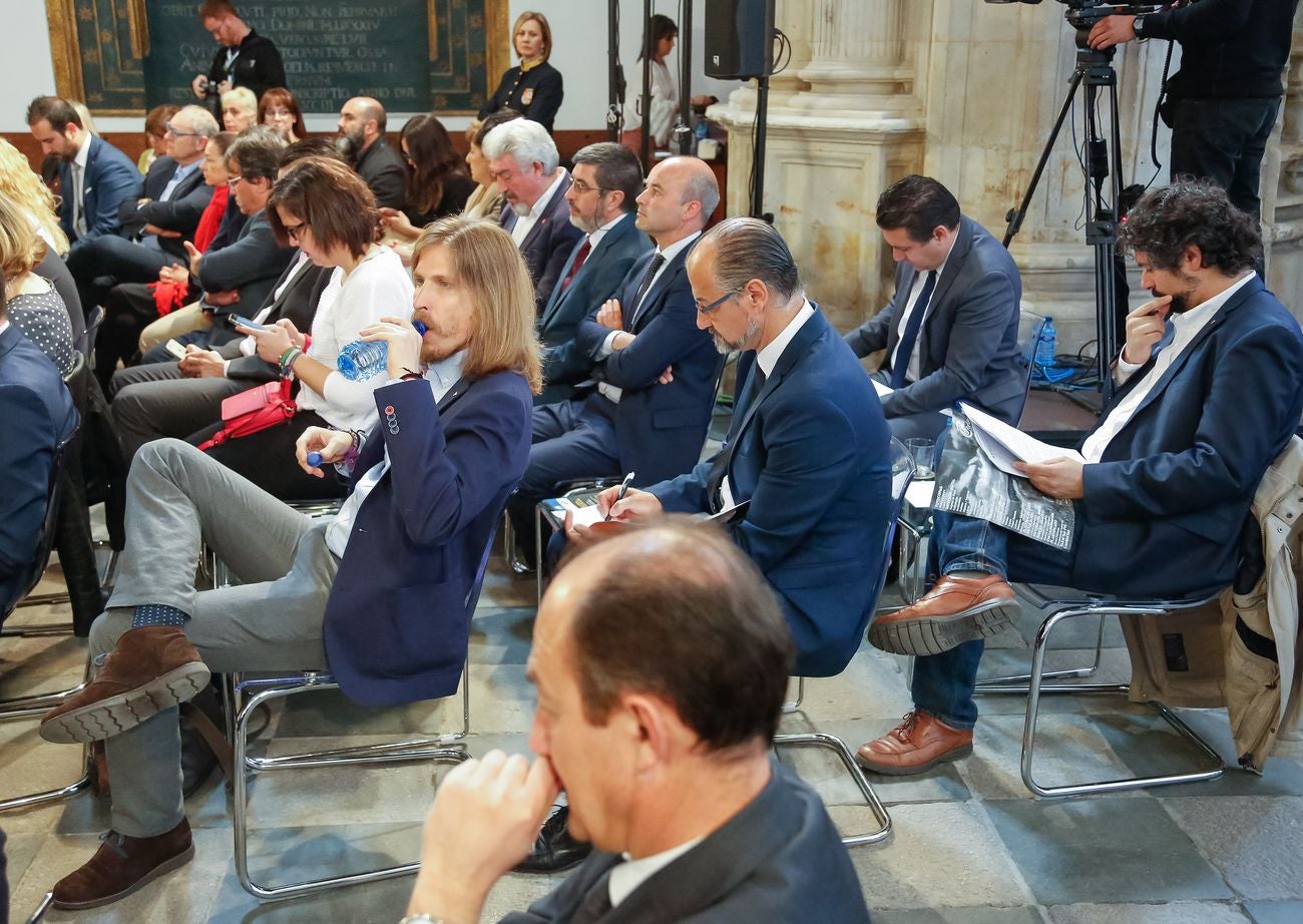 Pleno de las Cortes por la presentación del informe anual del Procurador del Común en la capilla del Colegio Fonseca de Salamanca