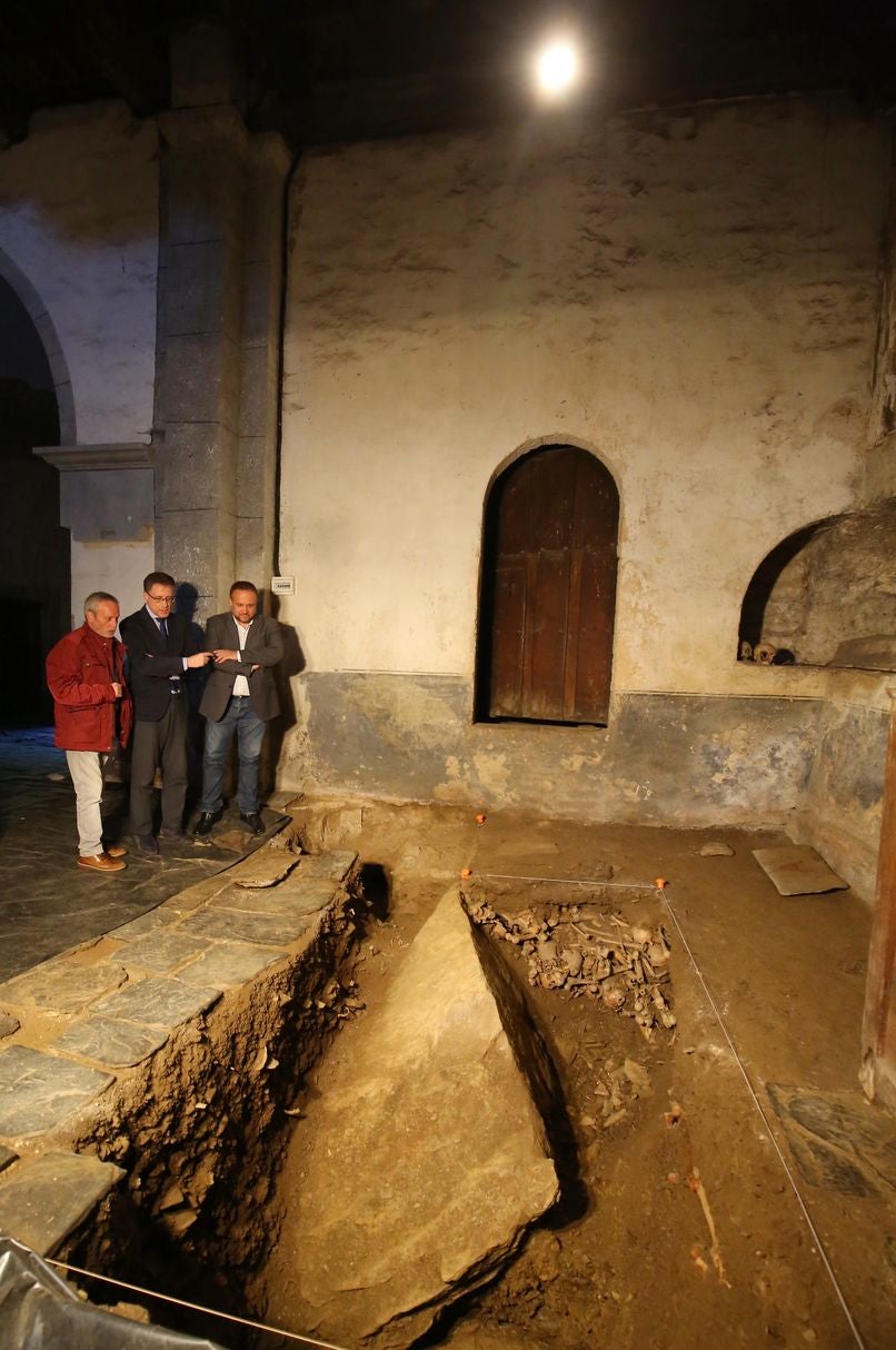 El director general de Patrimonio de la Junta, Enrique Saiz, presenta los avances en las excavaciones arqueológicas que han tenido lugar en la iglesia del monasterio de San Pedro de Montes.