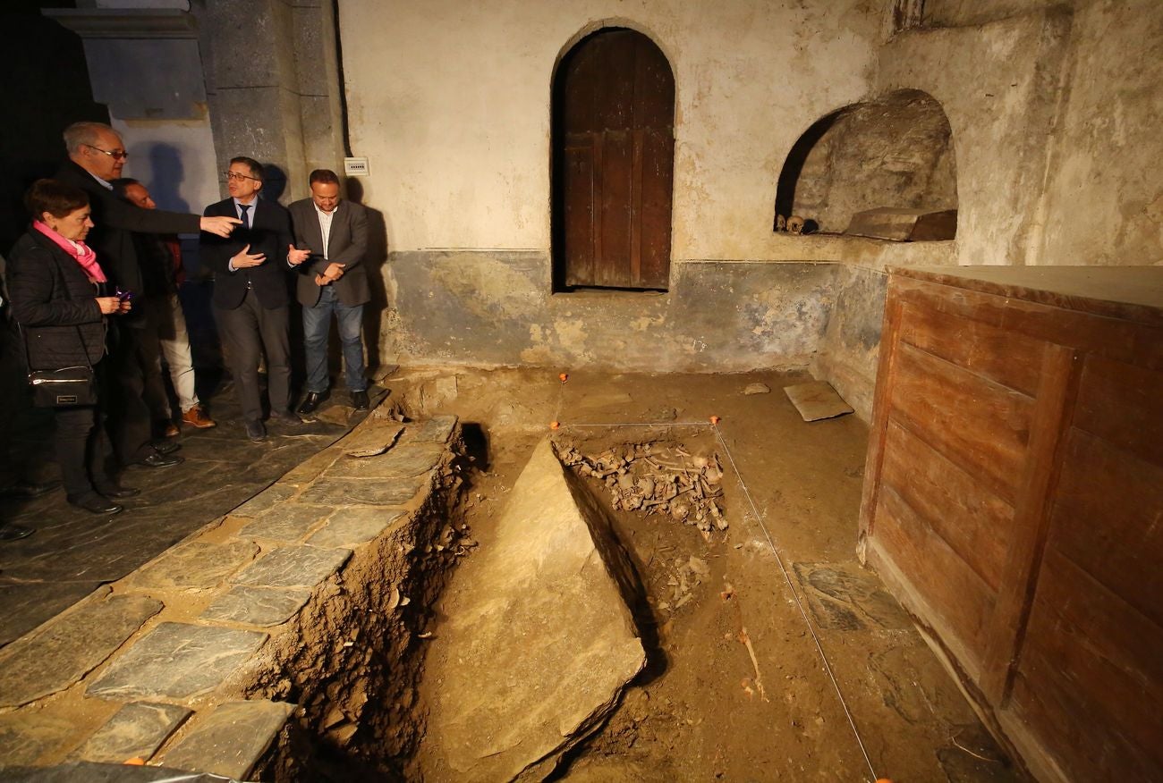 El director general de Patrimonio de la Junta, Enrique Saiz, presenta los avances en las excavaciones arqueológicas que han tenido lugar en la iglesia del monasterio de San Pedro de Montes.