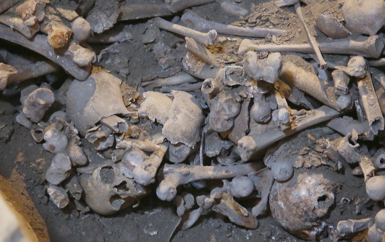 El director general de Patrimonio de la Junta, Enrique Saiz, presenta los avances en las excavaciones arqueológicas que han tenido lugar en la iglesia del monasterio de San Pedro de Montes.