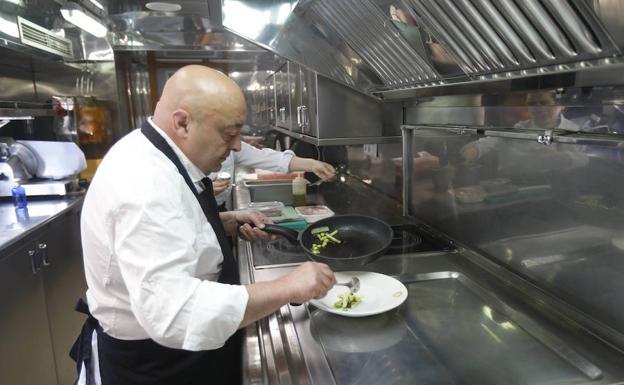 Ramón Celorio trabaja un plato en la cocina del tren. 