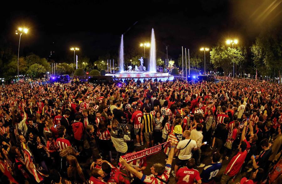 Los hinchas rojiblancos acudieron a Neptuno para festejar el título de la Europa League que conquistó el Atlético al imponerse en Lyon al Olympique de Marsella. 