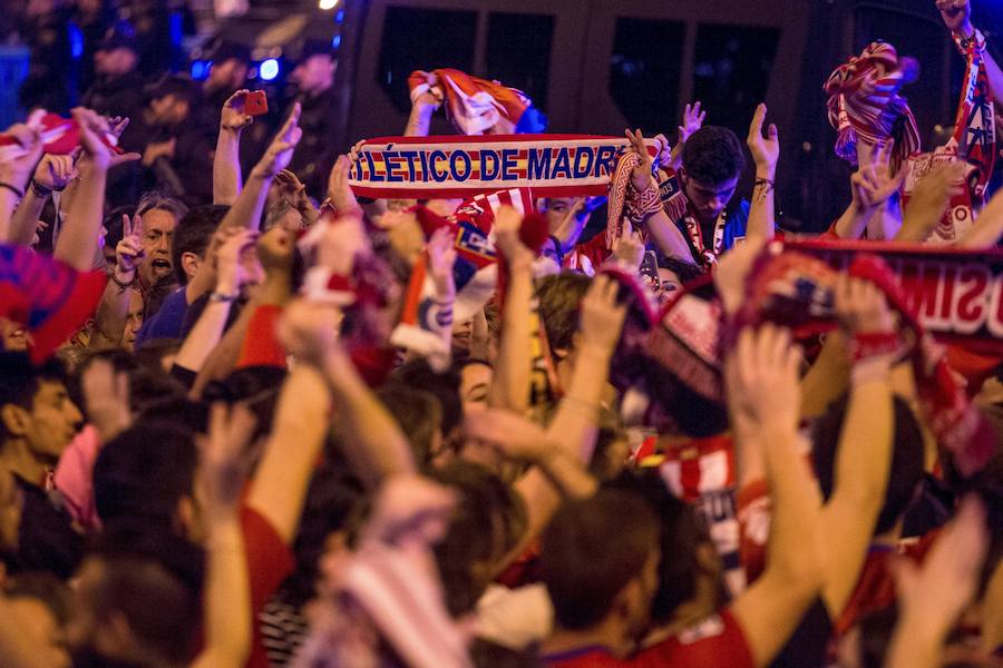 Los hinchas rojiblancos acudieron a Neptuno para festejar el título de la Europa League que conquistó el Atlético al imponerse en Lyon al Olympique de Marsella. 