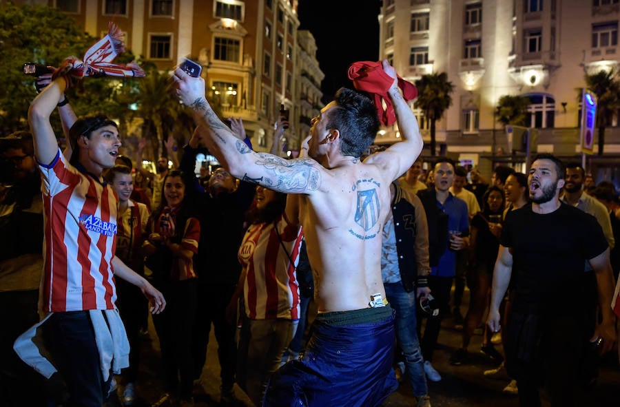 Los hinchas rojiblancos acudieron a Neptuno para festejar el título de la Europa League que conquistó el Atlético al imponerse en Lyon al Olympique de Marsella. 