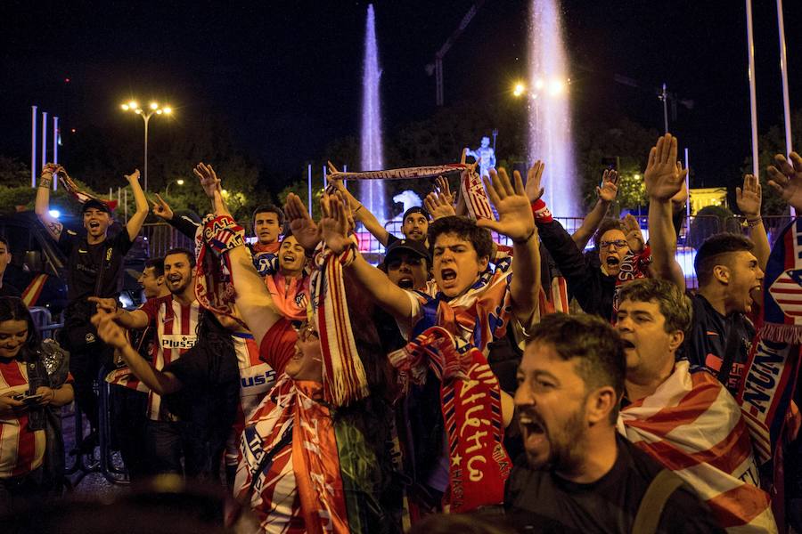 Los hinchas rojiblancos acudieron a Neptuno para festejar el título de la Europa League que conquistó el Atlético al imponerse en Lyon al Olympique de Marsella. 