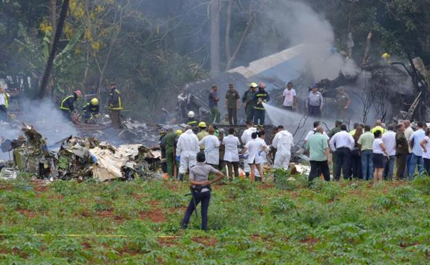 Equipos de rescate y bomberos trabajan en el lugar del accidente.