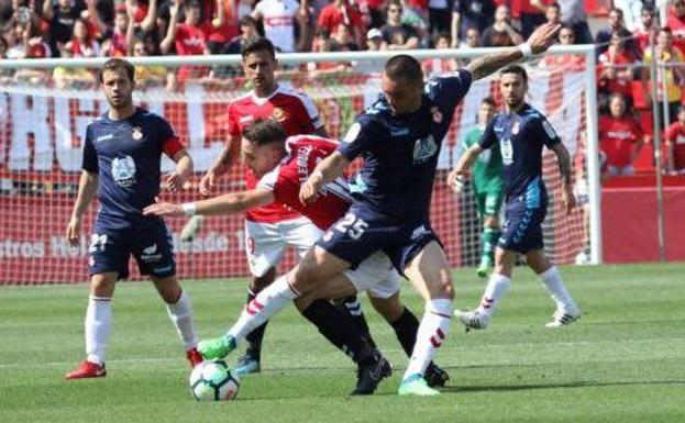 Moutinho trata de recuperar un balón.