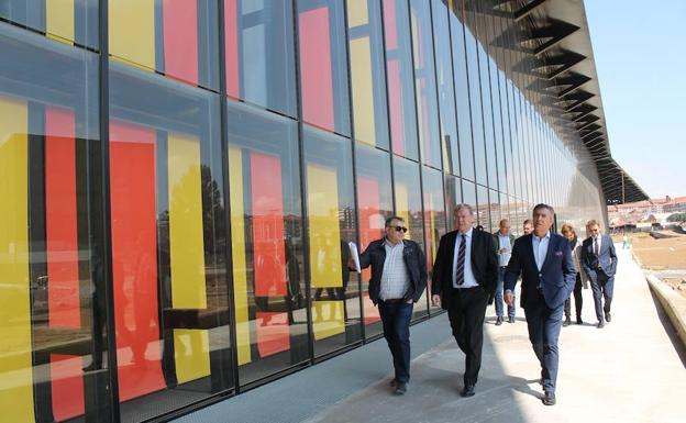 El alcalde de León y el presidente de la Fele visitan el Palacio de Exposiciones. 