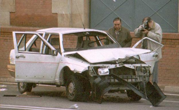 Estado en que quedó el coche del capitán de infantería Juan José Aliste Fernández tras el atentado terrorista.