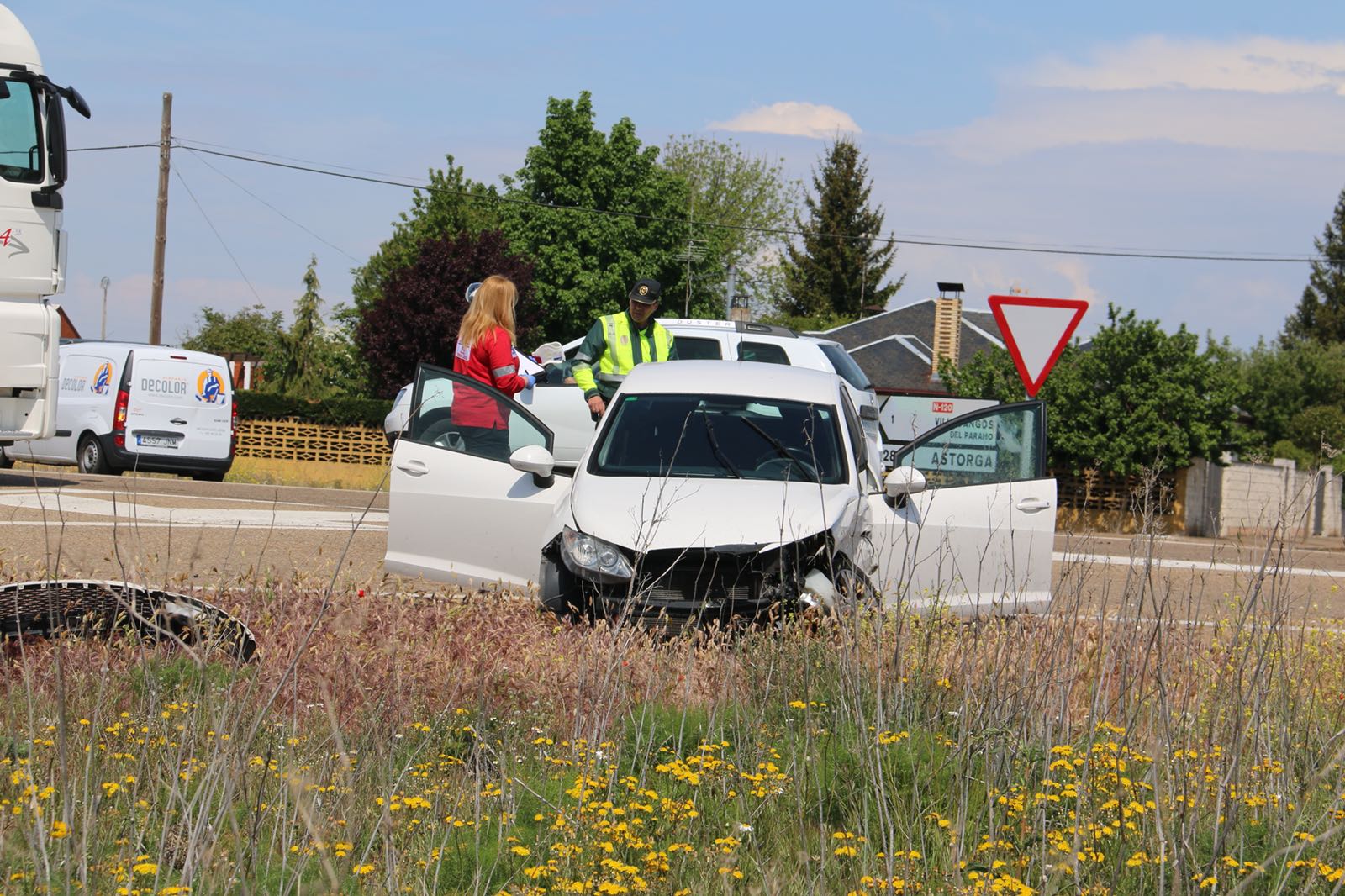 El accidente ha tenido lugar tras impactar frontolateralmente ambos vehículos | La N-120 soporta este lunes un alto volumen de tráfico por el corte de la autopista León-Astorga