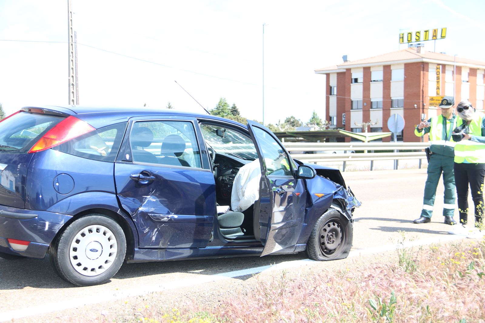 El accidente ha tenido lugar tras impactar frontolateralmente ambos vehículos | La N-120 soporta este lunes un alto volumen de tráfico por el corte de la autopista León-Astorga