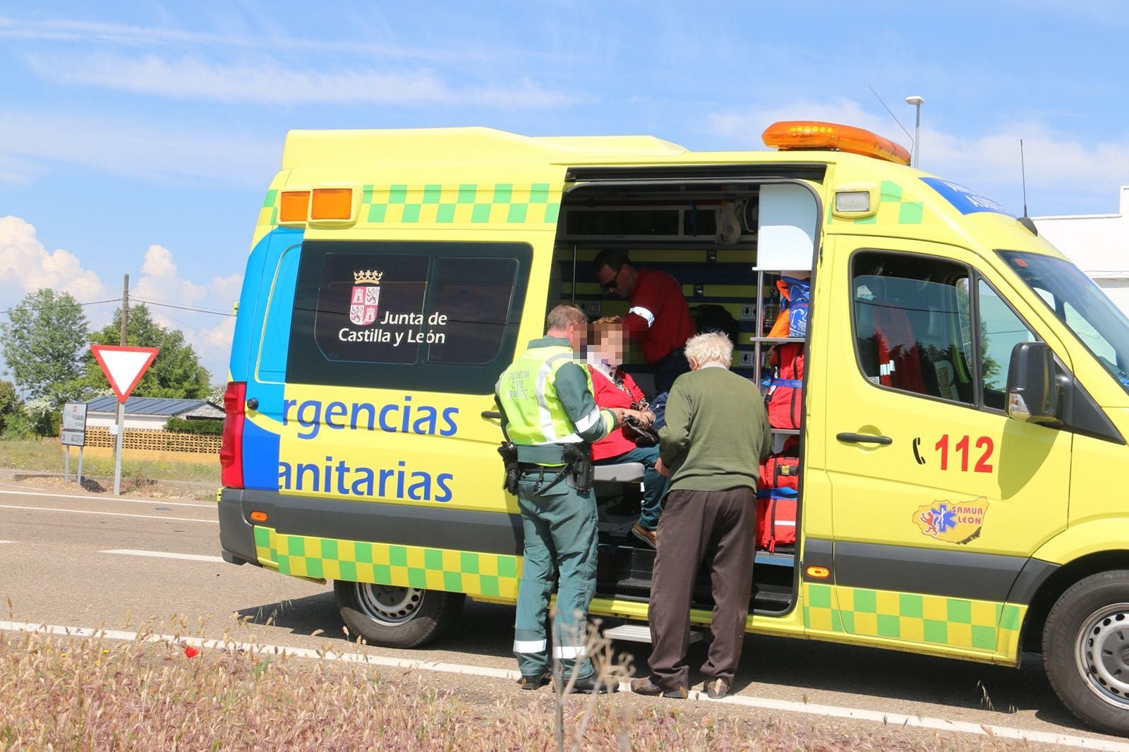 El accidente ha tenido lugar tras impactar frontolateralmente ambos vehículos | La N-120 soporta este lunes un alto volumen de tráfico por el corte de la autopista León-Astorga