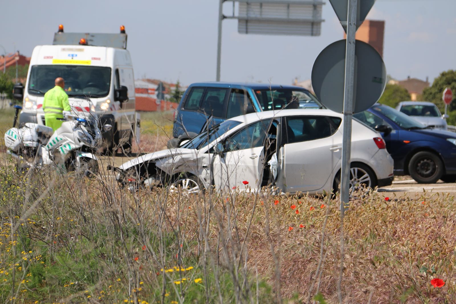 El accidente ha tenido lugar tras impactar frontolateralmente ambos vehículos | La N-120 soporta este lunes un alto volumen de tráfico por el corte de la autopista León-Astorga