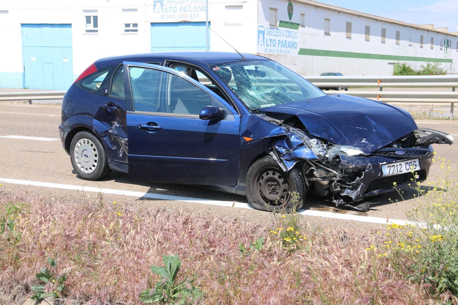 El accidente ha tenido lugar tras impactar frontolateralmente ambos vehículos | La N-120 soporta este lunes un alto volumen de tráfico por el corte de la autopista León-Astorga