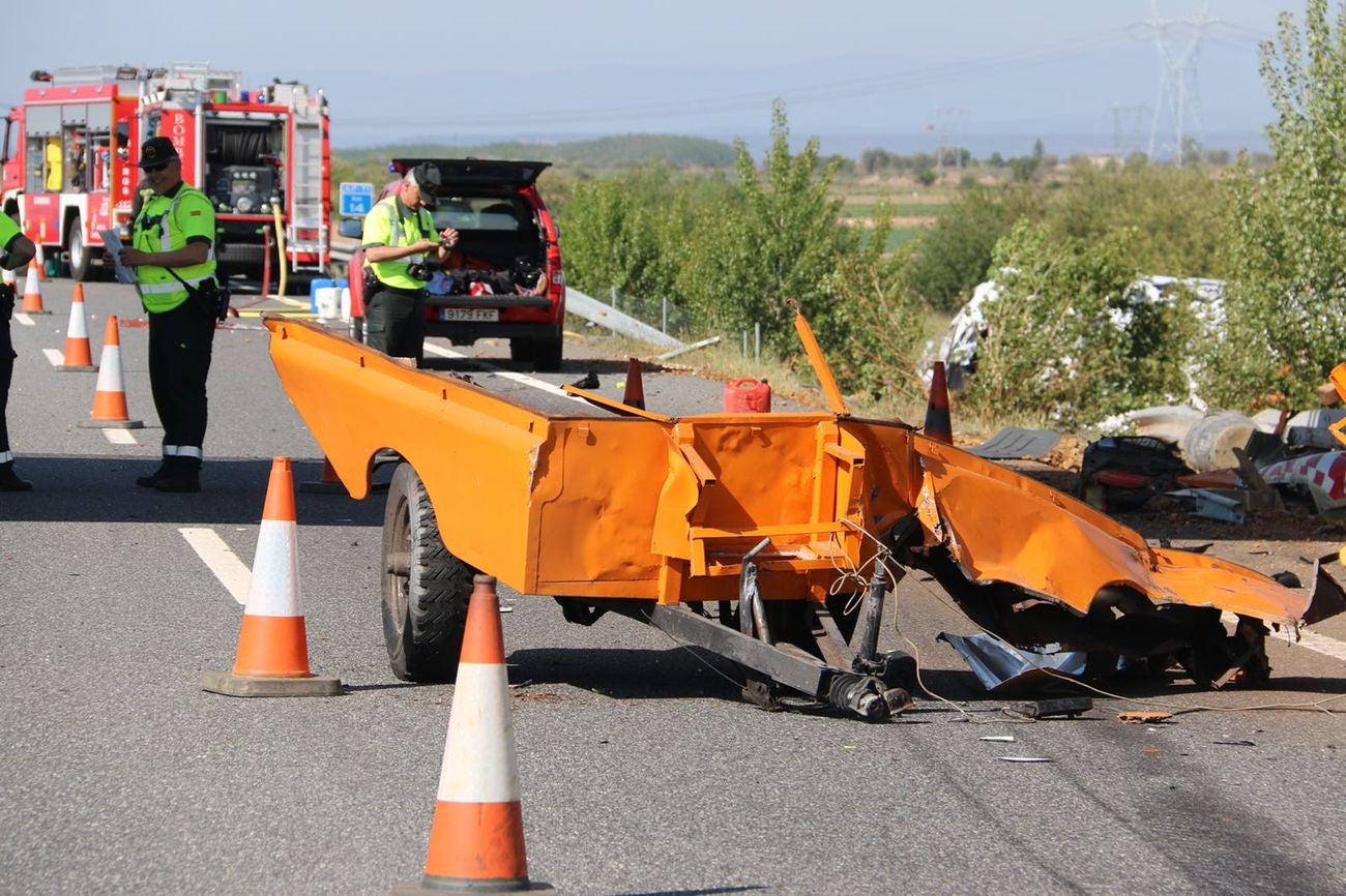 Un fallecido al arrollar un camión cargado de gasolina a una furgoneta de mantenimiento en la León-Astorga