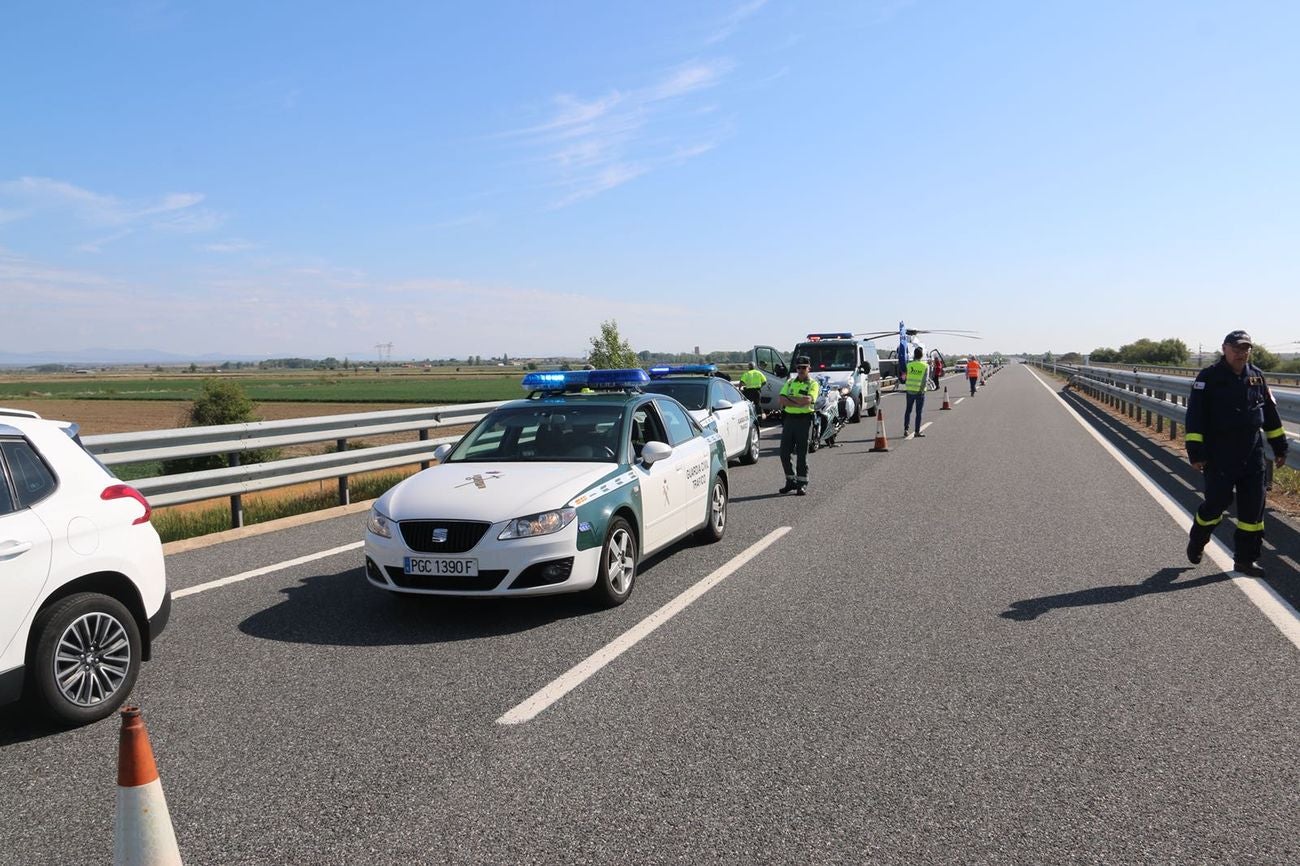 Un fallecido al arrollar un camión cargado de gasolina a una furgoneta de mantenimiento en la León-Astorga