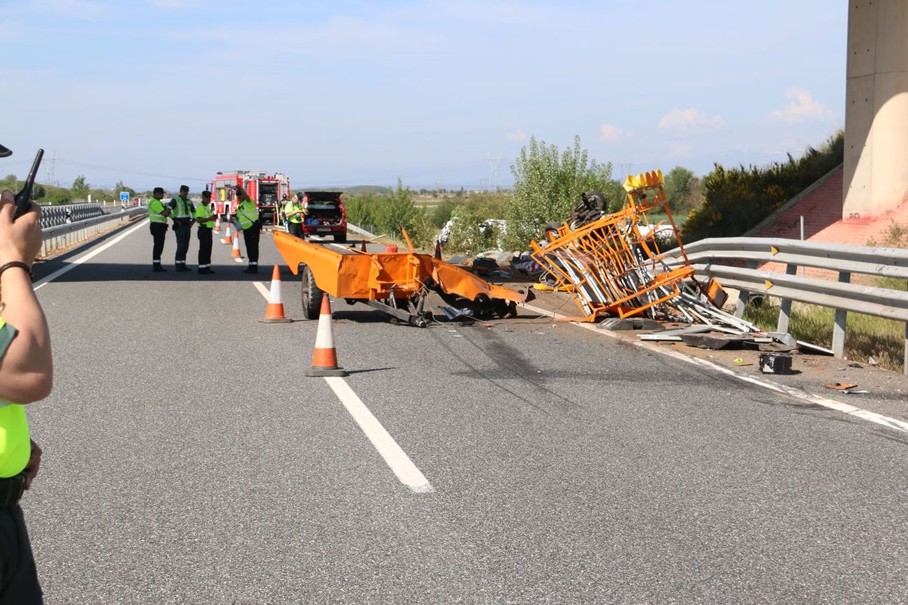 Un fallecido al arrollar un camión cargado de gasolina a una furgoneta de mantenimiento en la León-Astorga