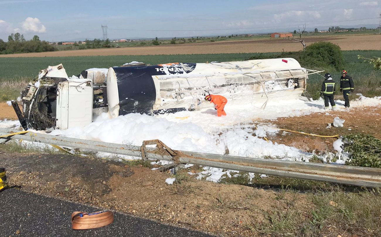 Un fallecido al arrollar un camión cargado de gasolina a una furgoneta de mantenimiento en la León-Astorga