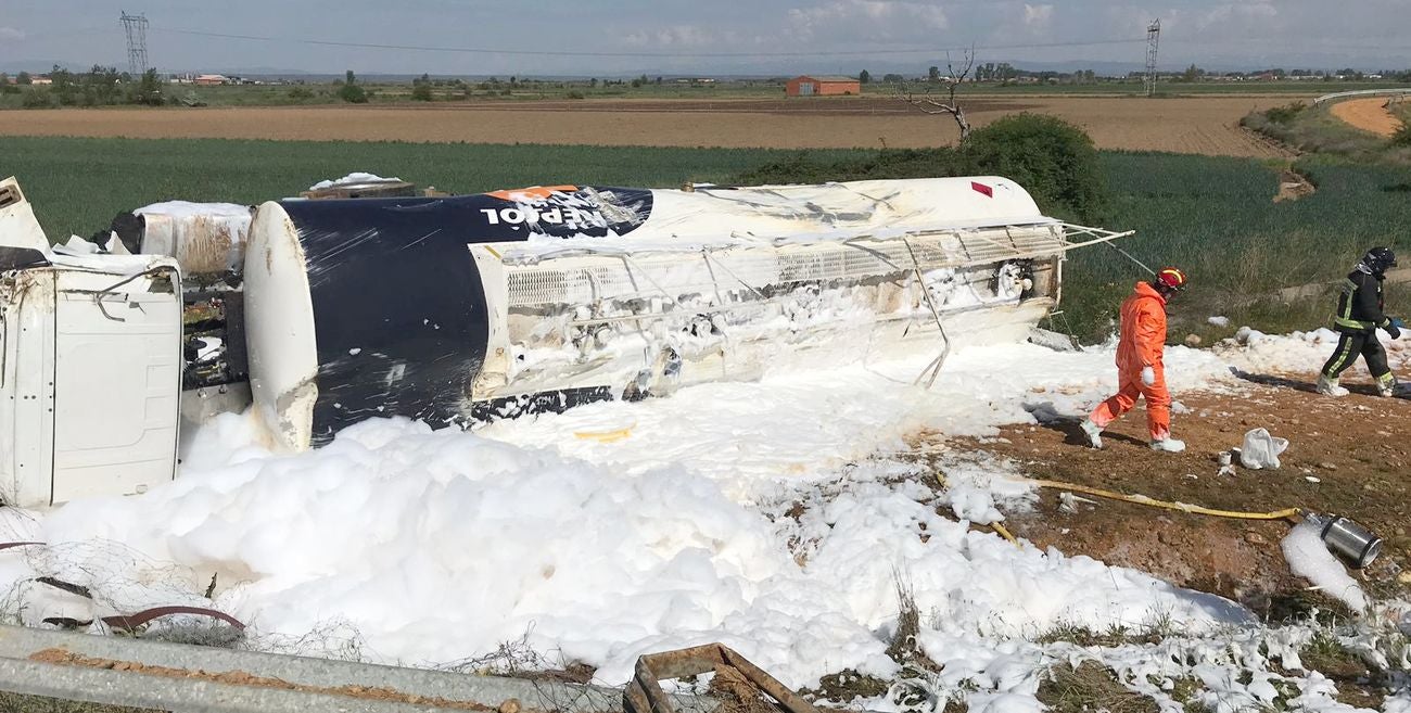 Un fallecido al arrollar un camión cargado de gasolina a una furgoneta de mantenimiento en la León-Astorga