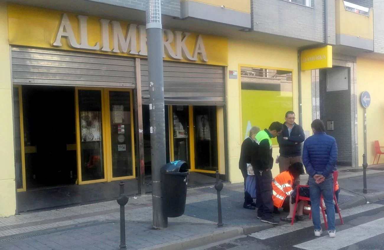 Varias personas resultan intoxicadas tras arder de madrugada un súper en La Virgen del Camino