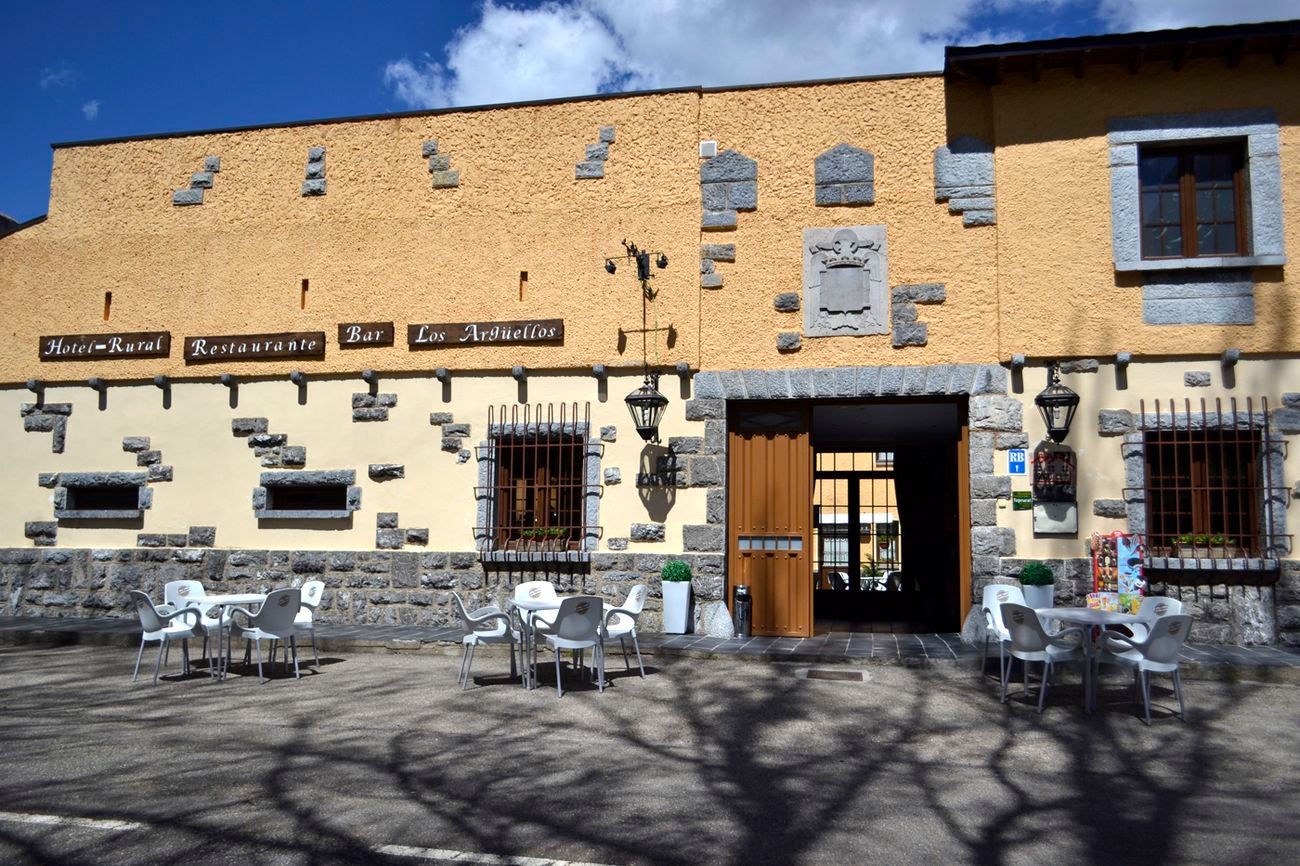 En un entorno privilegiado, a los pies del Pico Bodón en la localidad de Valdelugueros, en un edificio de arquitectura protegida, se encuentra el El hotel Los Argüellos