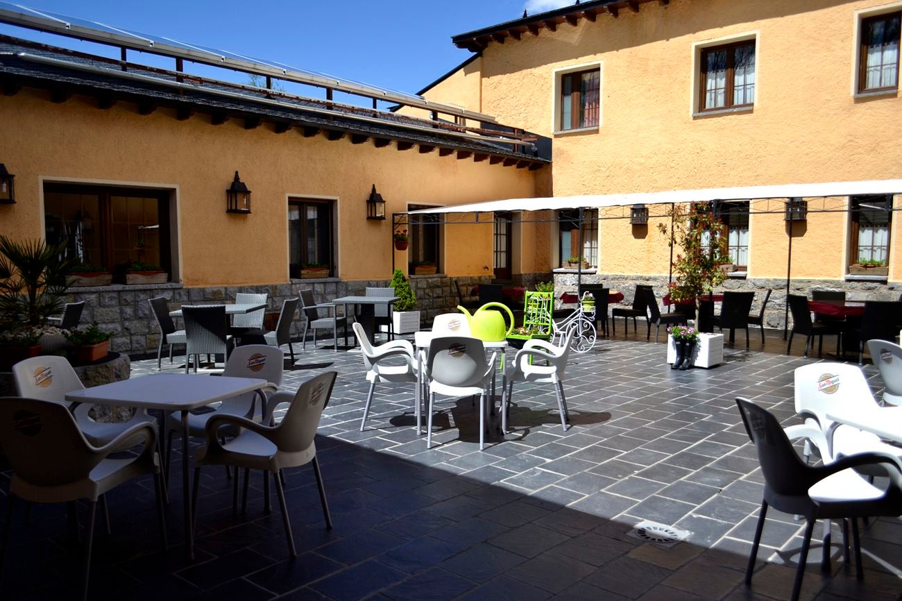 En un entorno privilegiado, a los pies del Pico Bodón en la localidad de Valdelugueros, en un edificio de arquitectura protegida, se encuentra el El hotel Los Argüellos