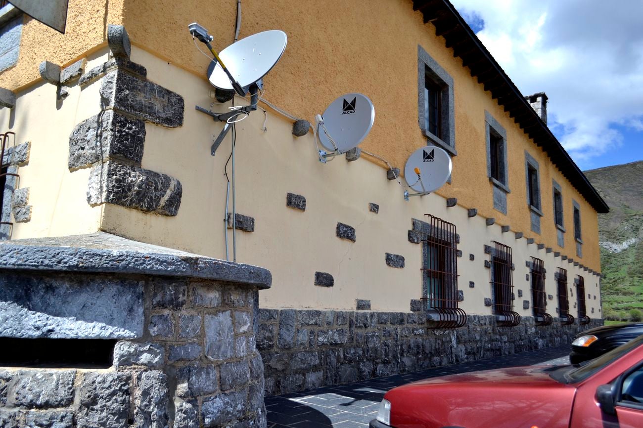 En un entorno privilegiado, a los pies del Pico Bodón en la localidad de Valdelugueros, en un edificio de arquitectura protegida, se encuentra el El hotel Los Argüellos