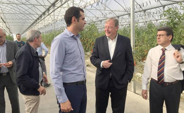 Antonio Silván visita los invernaderos de Almería.