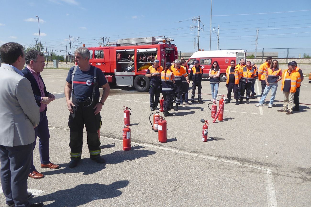 Los Bomberos de León forman a los voluntarios de Protección Civil en extinción de incendios