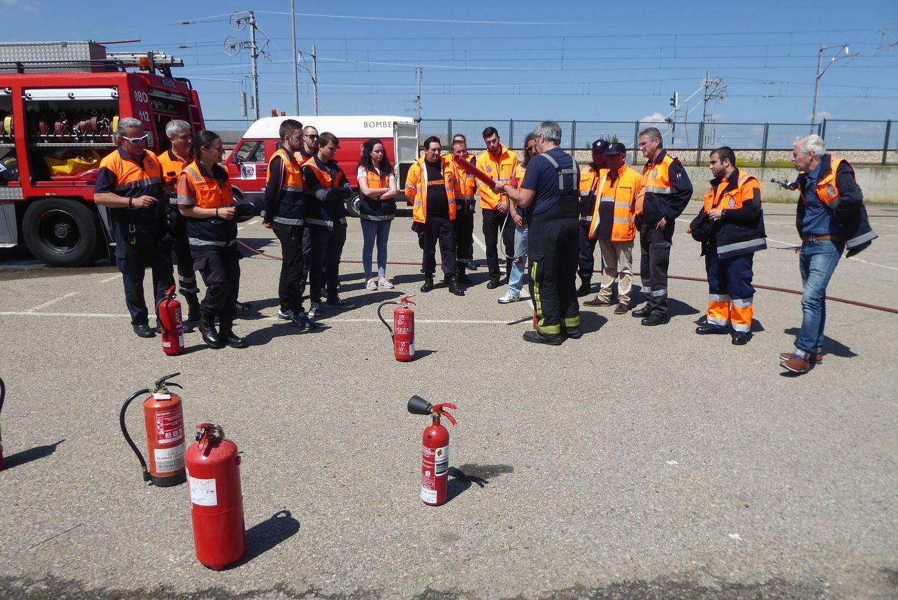 Los Bomberos de León forman a los voluntarios de Protección Civil en extinción de incendios